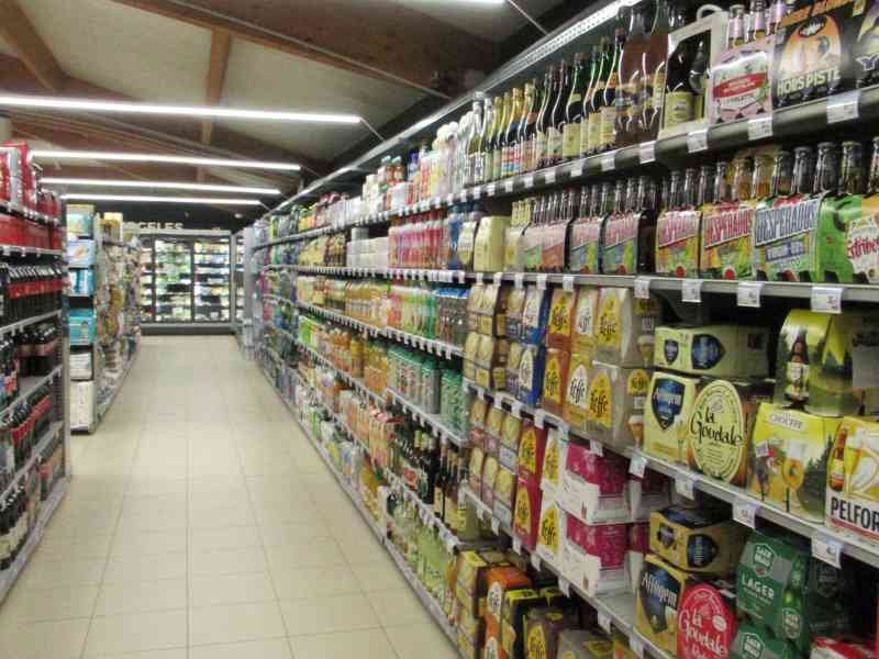 Rayon de produits alimentaires dans un supermarché