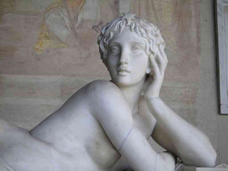 Statue de femme en marbre blanc à Pise Italie