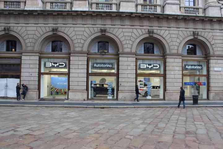 Un magasin BYD (Build Your Dreams) en partenariat avec Autotorino, situé à Milan, en Italie, un leader mondial dans la production de véhicules électriques et de nouvelles énergies, photo gratuite