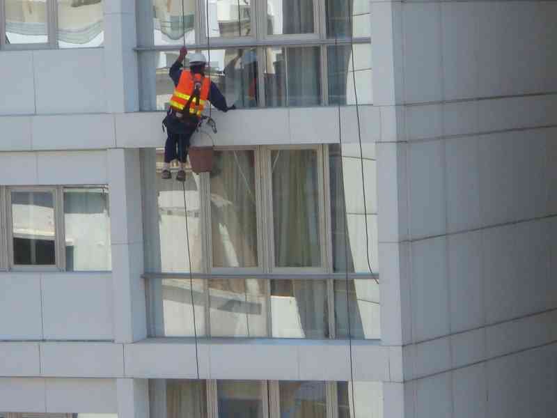 Travail en hauteur d'un laveur de vitrephoto gratuite