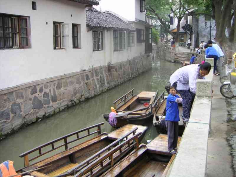 Chaloupe touristique, petite bateau en bois dans la ville aquatique en Chine, Asie photo gratuite