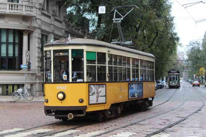 Tramway électrique jaune en mobilité dans la ville de Milan Lombardie en Italie photo gratuite