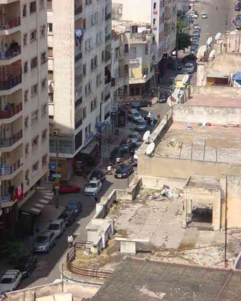 Avenue animée au pied des immeubles moderne photo gratuite