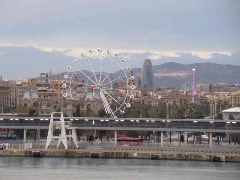 La grande roue au port de Barcelone en Espagne photo gratuite