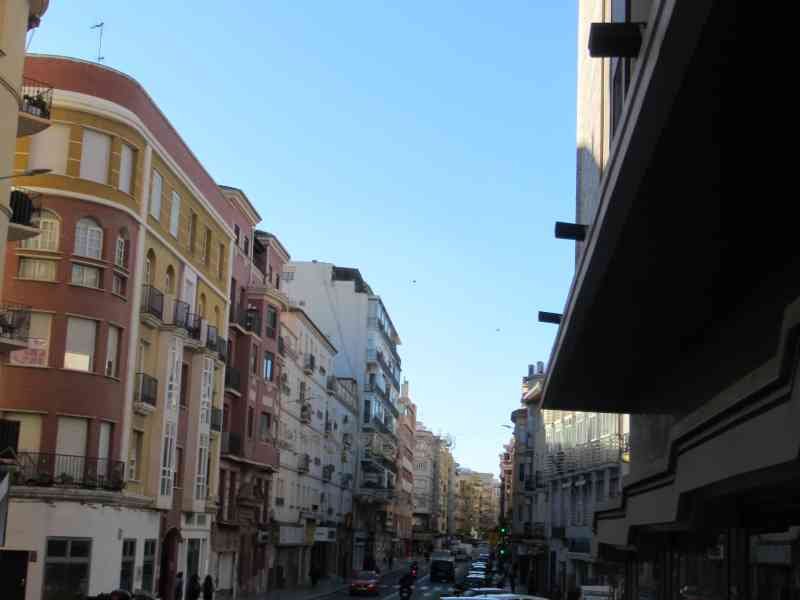 Une ruelle de Malaga avec des bâtiments et des voitures, photo gratuite