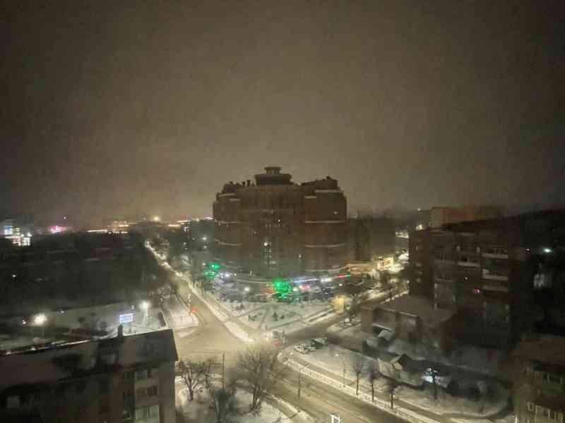 Vue panoramique de nuit sur un paysage urbain à Saratov pendant l'hiver photo gratuite - Panorama-Nachtansicht einer Stadtlandschaft im Winter, kostenloses Foto
