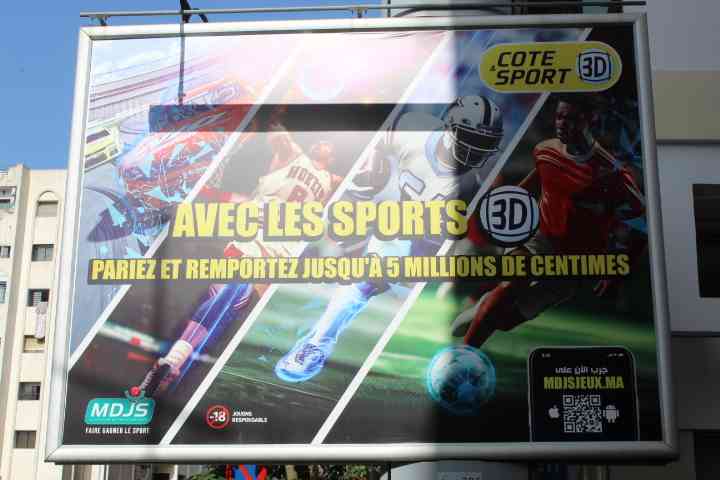 Grand panneau d'affichage public