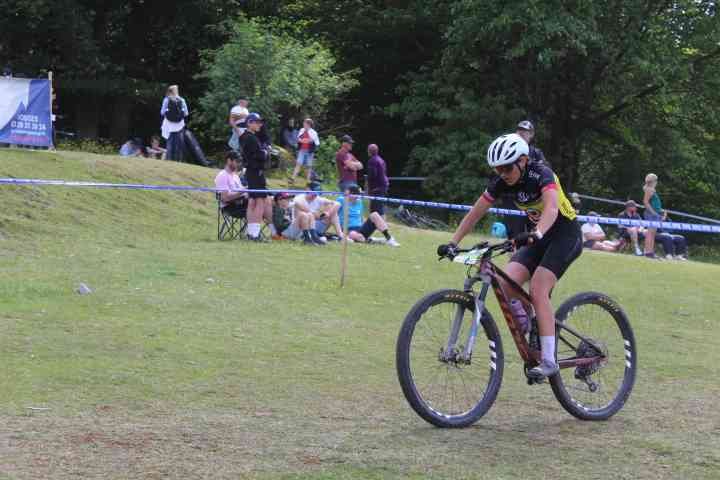 Une femme sur le vélo, manche de coupe de France de VTT à Remiremont dans les Vosges, photo gratuite