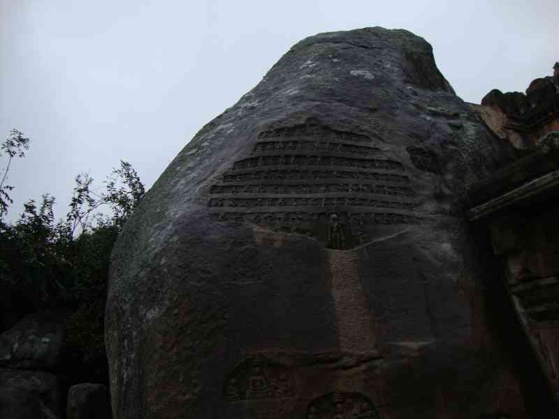 Des figures bouddhistes sculptées sur la roche, photo gratuite