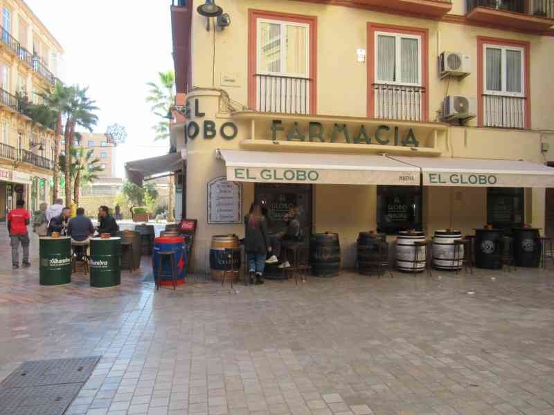 La façade de la "Farmacia El Globo" et du bar "El Globo" à Malaga, en Espagne, photo gratuite