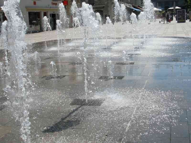 Jets d'eau devant l'Office de Tourisme de Lons-le-Saunier