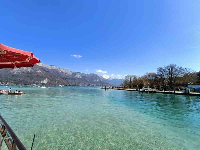 Le lac d'Annecy, situé en Haute-Savoie, en France, photo gratuite