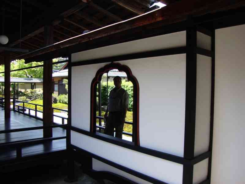 Un homme sur le plancher du temple Diakotuji, devant une porte, Japon, Asie, photo gratuite