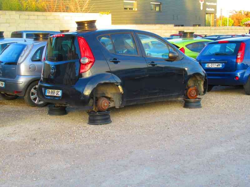 Une voiture Opel Agila sans pneus parmi tant d'autre superposée sur des jantes photo gratuite - Ein Opel Agila Auto ohne Reifen unter vielen anderen auf Felgen überlagert kostenlose Foto