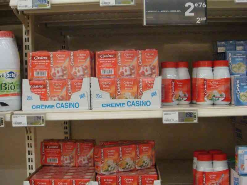 Différentes marques de crèmes en rayon au supermarché Casino