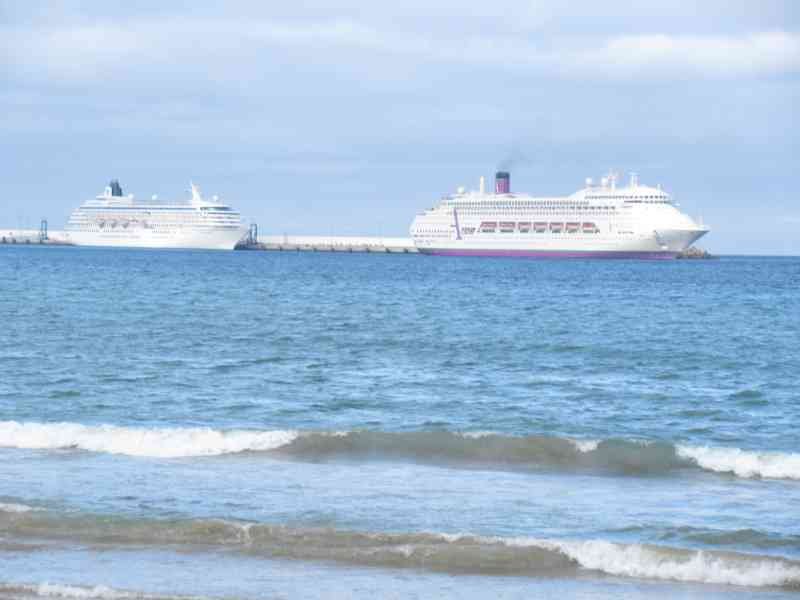Bateaux de croisière dans la mer à Tanger photo gratuite