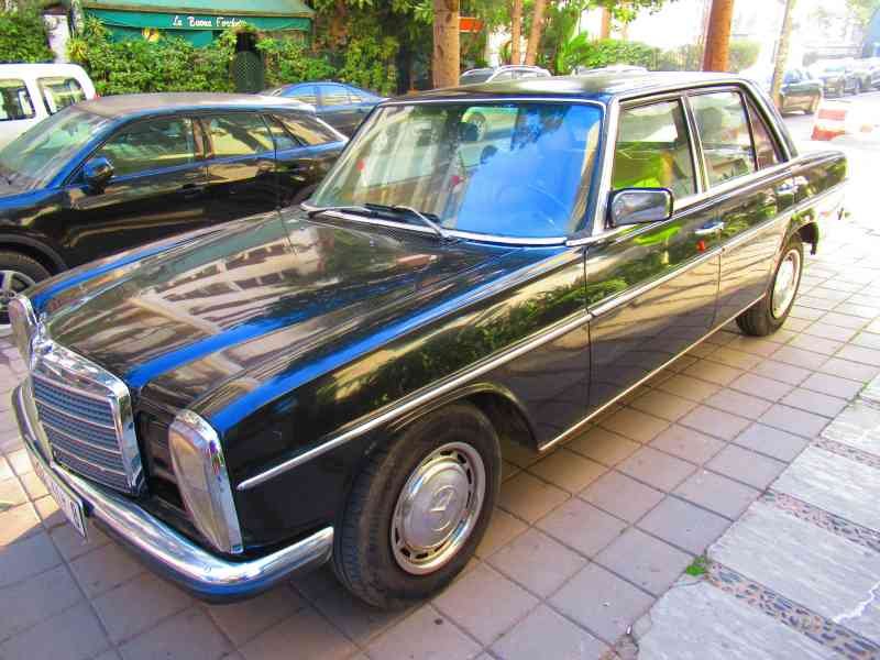 Mercedes Benz W114 noire