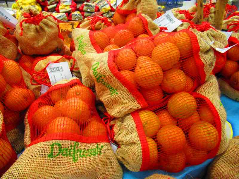 Les oranges contenus dans des sacs en filet à vendre dans un marché photo gratuite