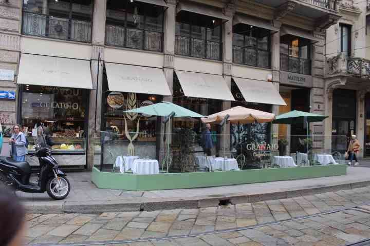 La façade d'un commerce appelé GRANAIO. Il s'agit d'une chaîne de cafés et de boulangeries italiennes, connue pour ses produits de boulangerie et pâtisserie traditionnels, photo gratuite