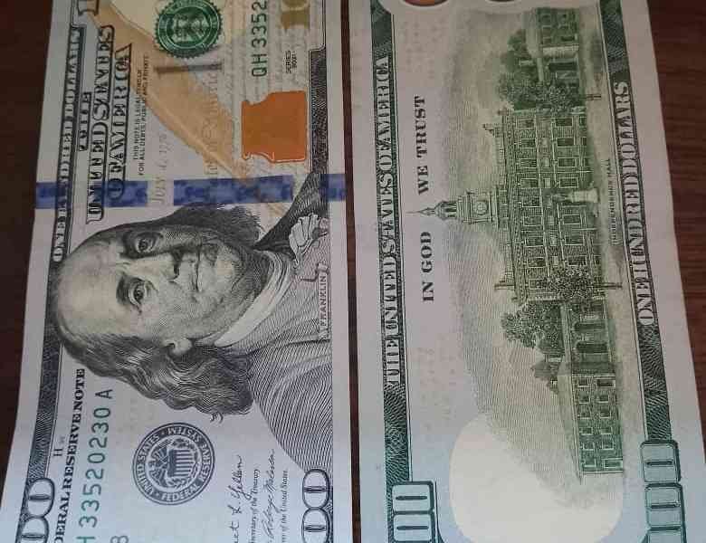 Benjamin Franklin et l'independence hall sur les faces des billets de 100 dollars américain photo gratuite