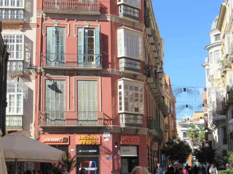 Une rue animée de Malaga, des bâtiments, photo gratuite