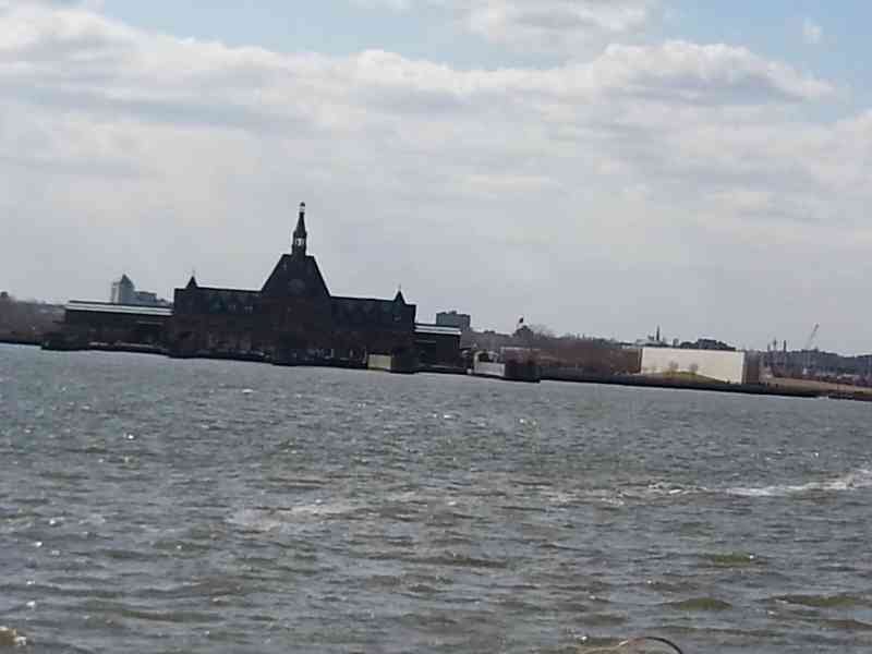 Central Railroad of New Jersey Terminal au bord du fleuve, New-York, États-Unis, photo gratuite