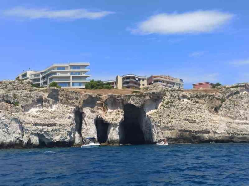 La côte d'Ortigia, l'île de Sicile, Italie, avec ses falaises, ses grottes marines et des bâtiments construits au sommet, photo gratuite