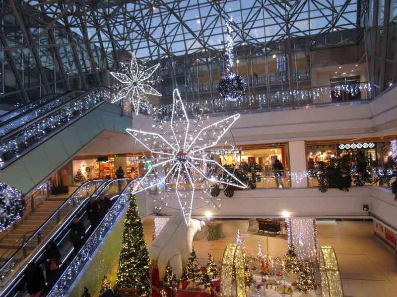 décorations de noël lumineuses dans un centre commercial