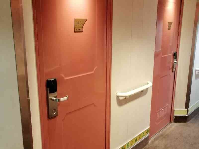 Portes de chambre d'hôtel de couleur rose