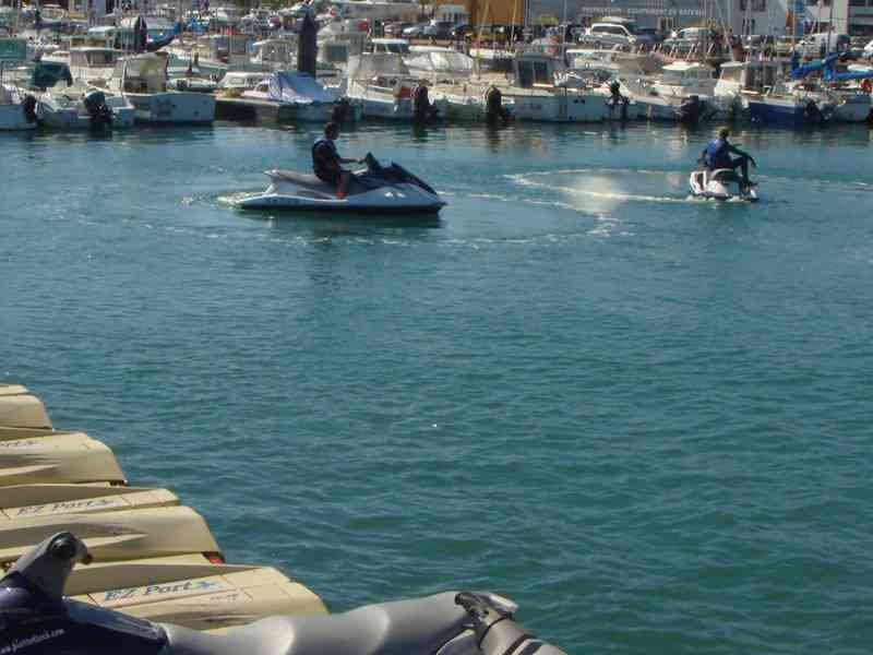 Activités nautiques au port photo gratuite