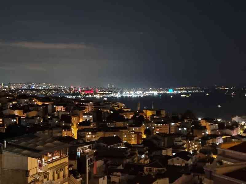 Vue sur la ville d'Istanbul la nuit depuis le Grand Star Hotel Bosphorus