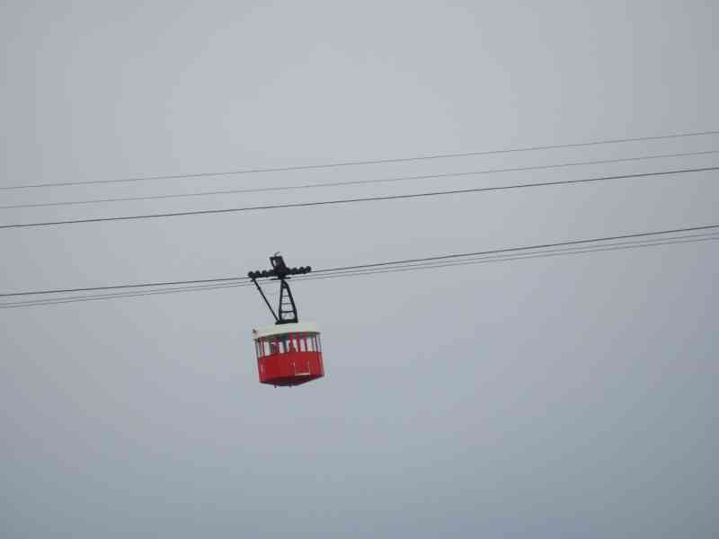 Téléphérique, funiculaire rouge dans le ciel, wagon se déplace le long du téléphérique à Barcelone photo gratuite