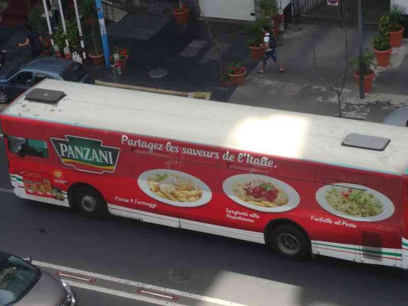 Bus publicitaire Panzani dans une rue dans une ville photo gratuite
