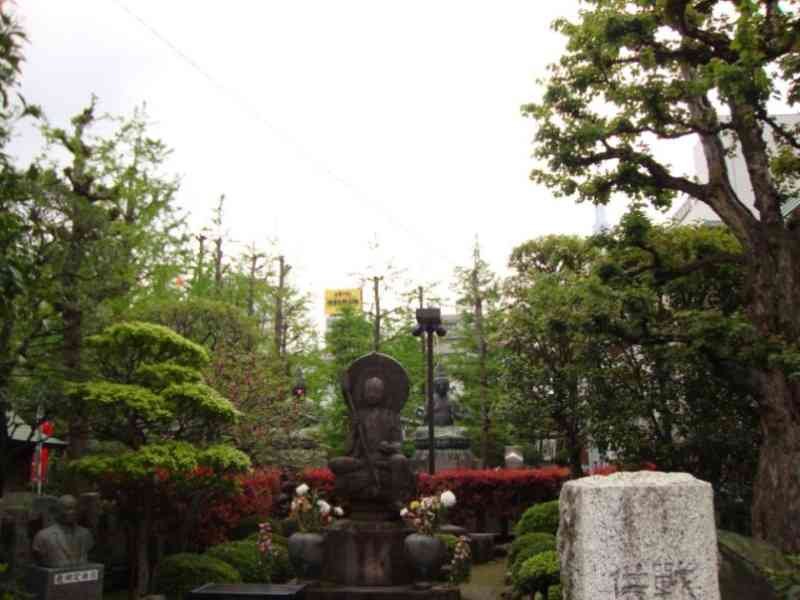Jardin spirituel et statues bouddhistes à Tokyo photo gratuite