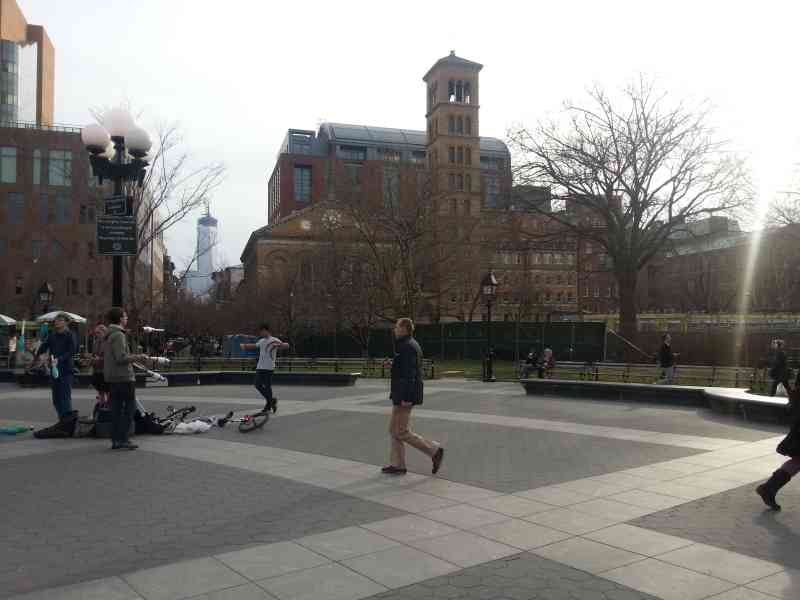 Des gens dans le jardin de Judson Memorial Church, une église interconfessionnelle située à New York, espace public, États-Unis, photo gratuite