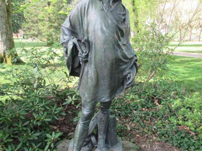Statue de François Villon dans un jardin public à Epinal