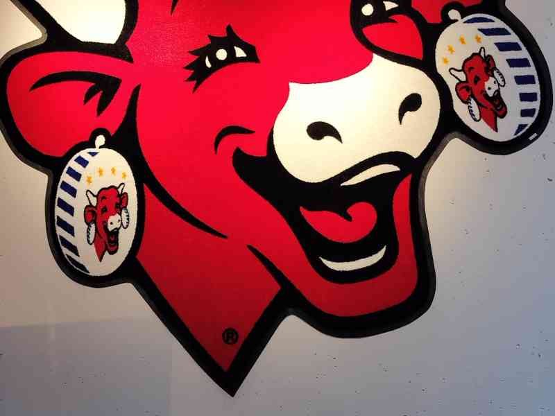 Emblème de la marque de fromage LA VACHE QUI RIT