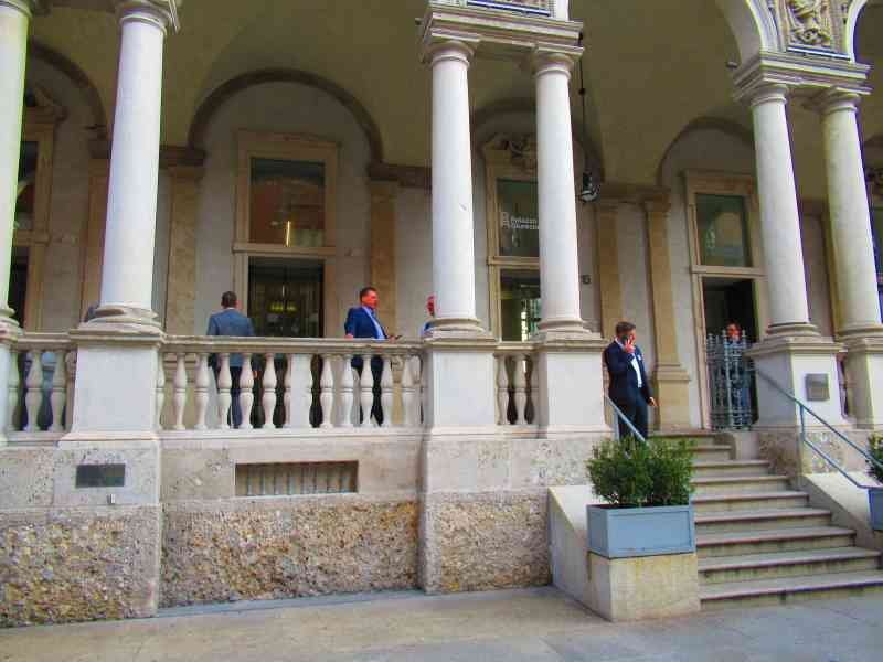 Façade d'un bureau administratif Chambre de Commerce et d'Industrie à Milan photo gratuite