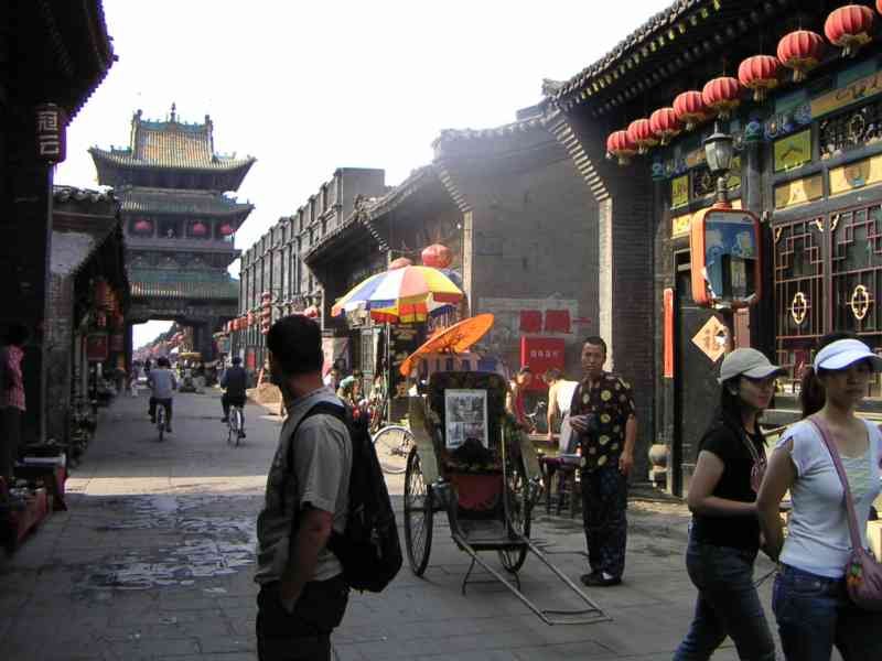 Des gens dans une rue de la ville de Pingyao, Chine, Asie photo gratuite