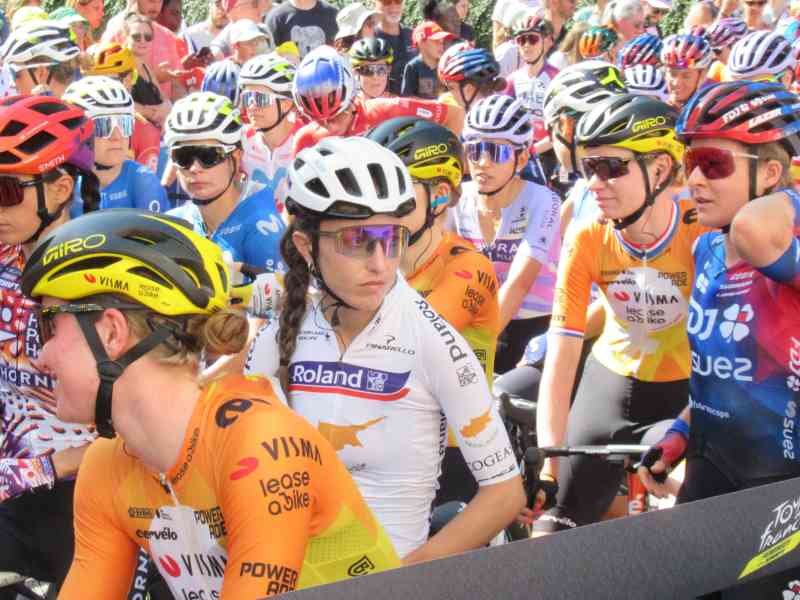 Groupe de cyclistes du tour de France féminin avec Zwift