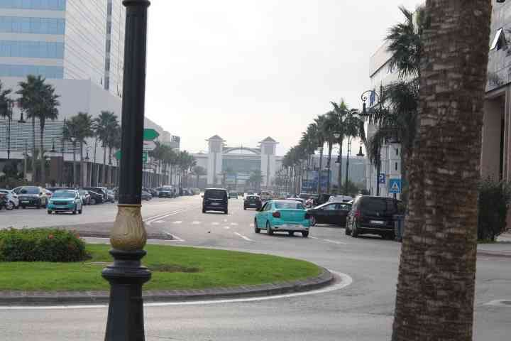 Un  boulevard, une avenue urbaine à Tanger au Maroc photo gratuite