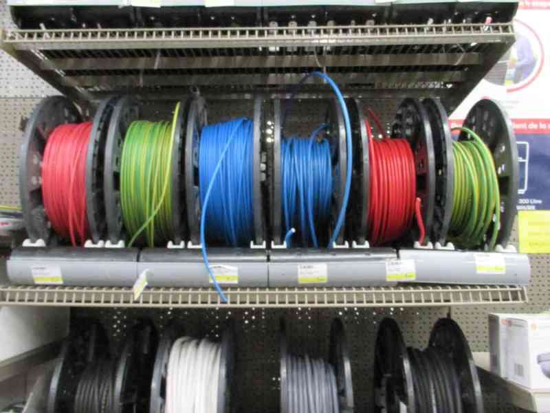 Bobines de câbles électriques sur un présentoir