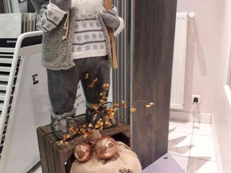 Une figurine de Père Noël et un sac cadeau assorti en toile de jute beige, photo gratuite