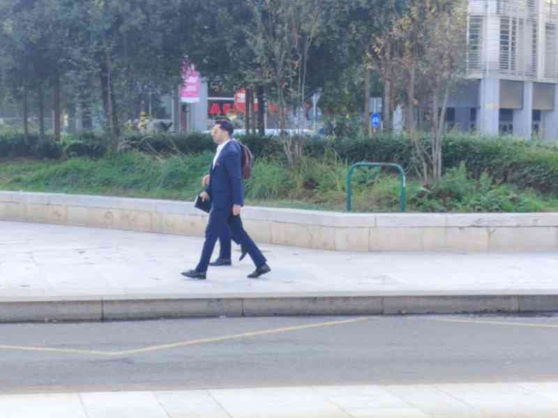 Personnes dans les rues de Milan Lombardie en Italie photo gratuite