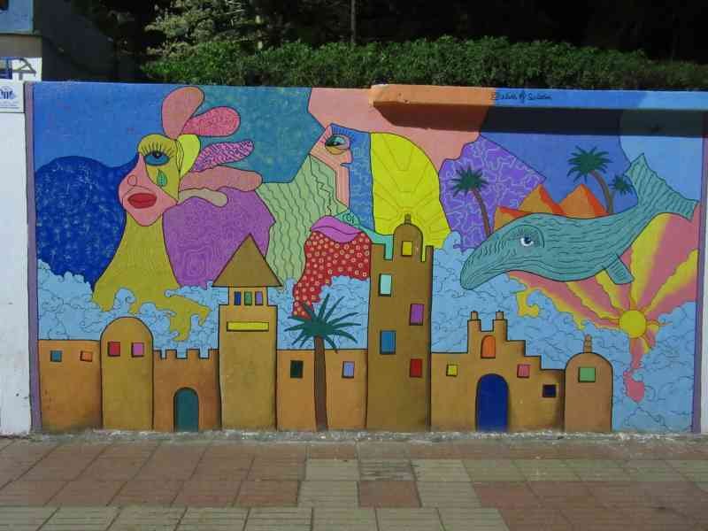 Graffiti multicolore sur un mur photo gratuite