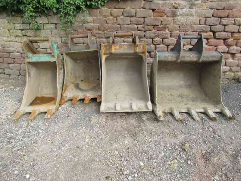 Quatre pelleteuses de tractopelle