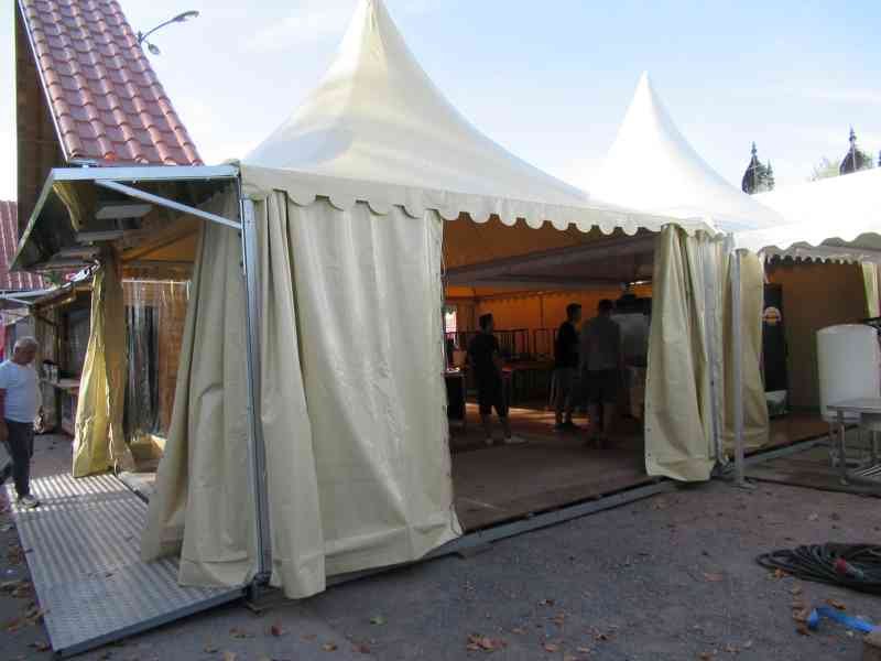 Installation des stands d'une fête foraine
