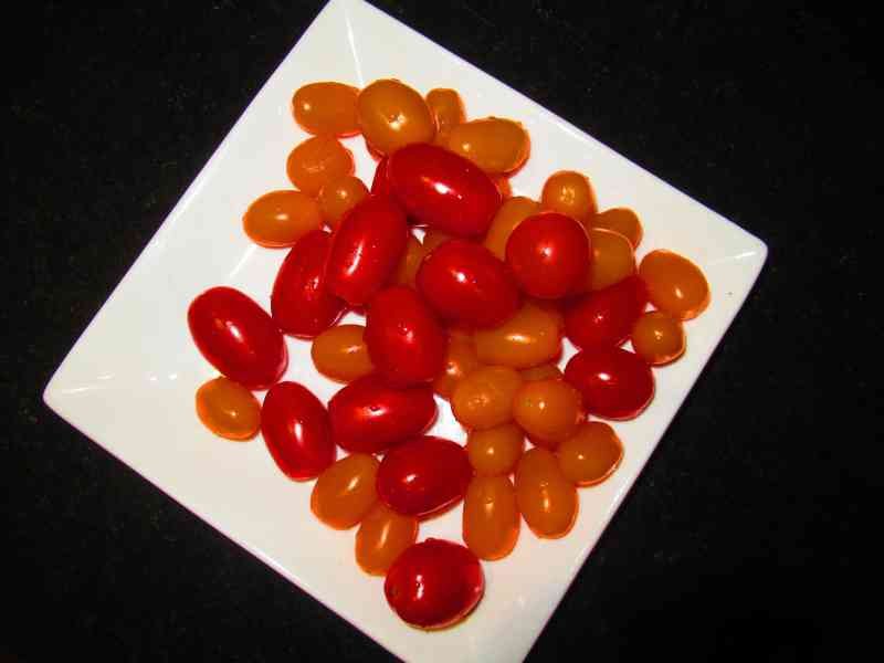 Tomates cerises rouges et jaunes dans une assiette photo gratuite