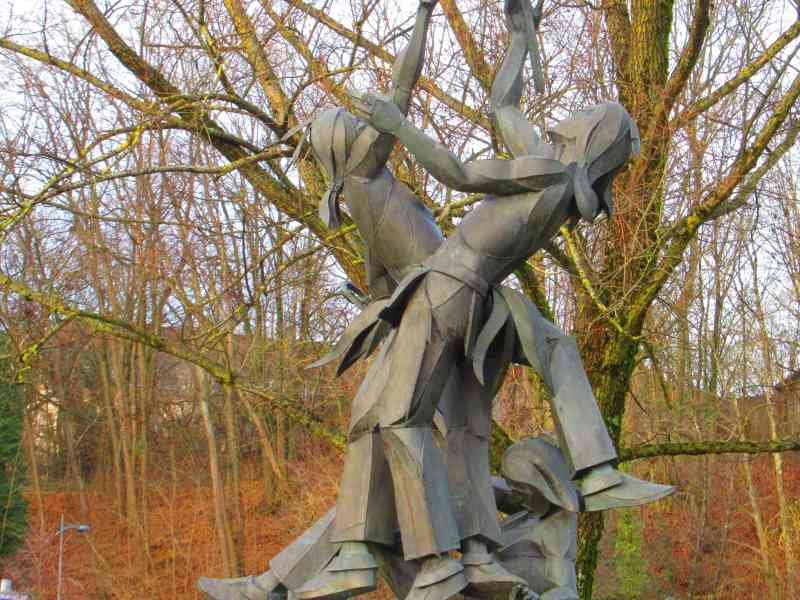 La sculpture "Les Joueurs de Crosse" située au port d'Epinal, Vosges, photo gratuite