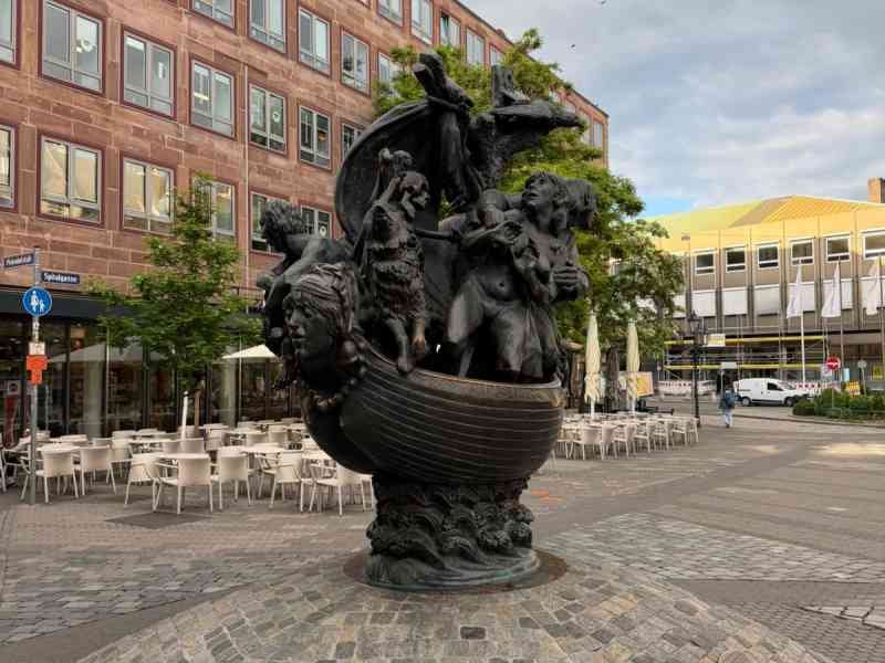 Sculpture de la fontaine Narrenschiff à Nuremberg, en Allemagne, photo gratuite
